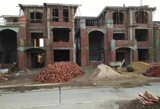 兄弟一起建別墅，35萬一人一棟，這下公平了