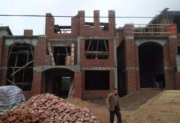 兄弟一起建別墅，35萬一人一棟，這下公平了