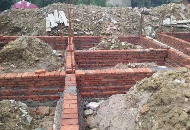 兄弟一起建別墅，35萬一人一棟，這下公平了