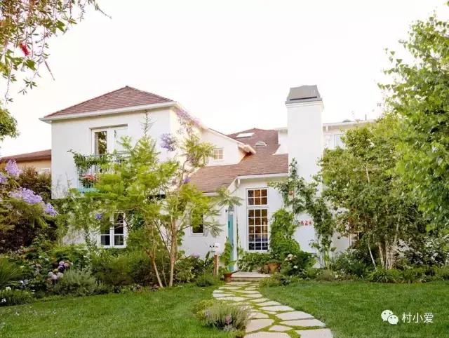 父親節(jié)剛過，她便回到北京郊區(qū)為父親蓋了一棟新型的裝配式房屋