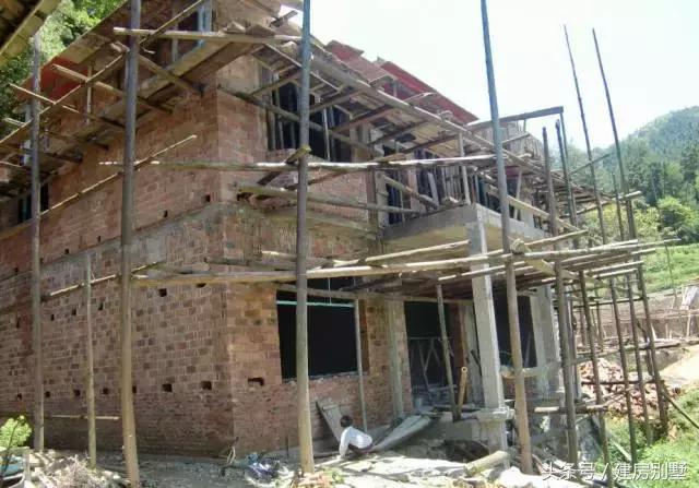 湖北農(nóng)村自建房，村民不讓修馬路，全程用馬拉材料