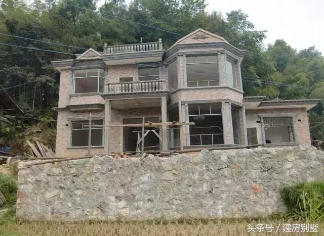 湖北農(nóng)村自建房，村民不讓修馬路，全程用馬拉材料