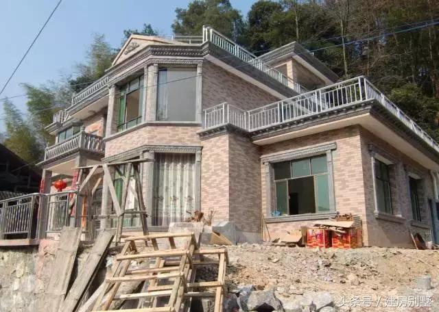 湖北農(nóng)村自建房，村民不讓修馬路，全程用馬拉材料