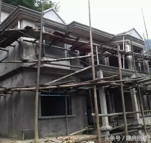 湖北農(nóng)村自建房，村民不讓修馬路，全程用馬拉材料