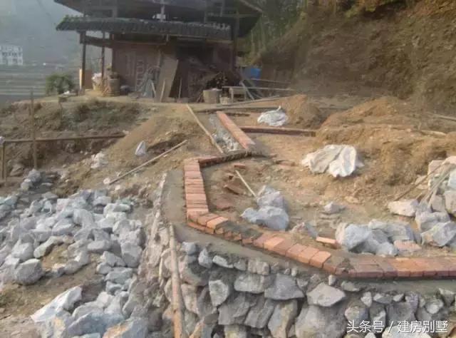 湖北農(nóng)村自建房，村民不讓修馬路，全程用馬拉材料