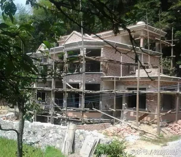 湖北農(nóng)村自建房，村民不讓修馬路，全程用馬拉材料