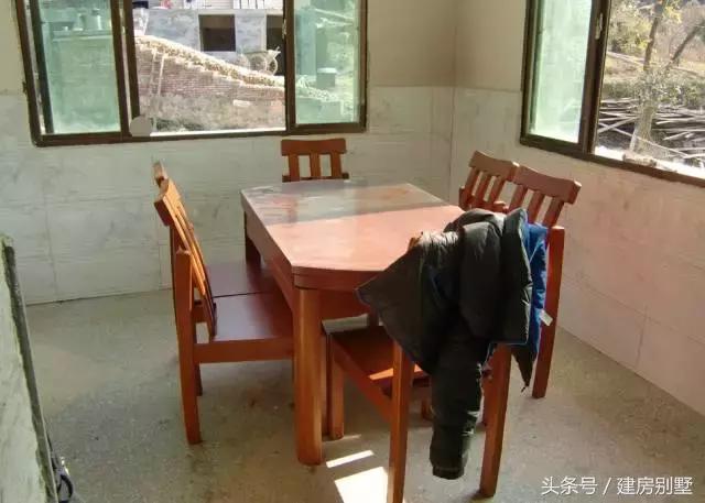 湖北農(nóng)村自建房，村民不讓修馬路，全程用馬拉材料