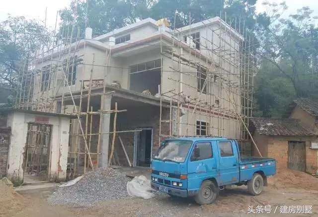 偏僻山村父母承包全村50%土地耕種，自建三層樓房為兒娶妻