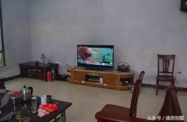 偏僻山村父母承包全村50%土地耕種，自建三層樓房為兒娶妻