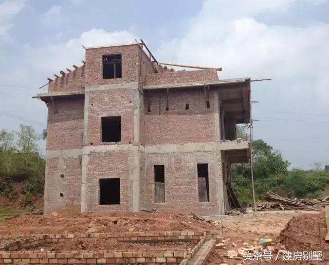 仿照這張外觀圖建房，建出來的效果讓村里人都笑了