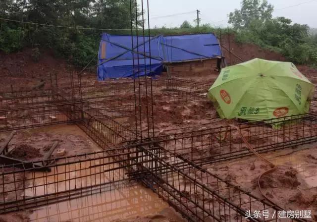 仿照這張外觀圖建房，建出來的效果讓村里人都笑了