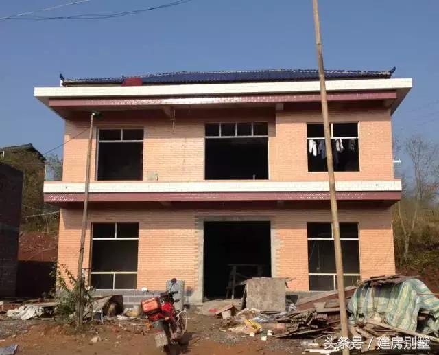 仿照這張外觀圖建房，建出來的效果讓村里人都笑了