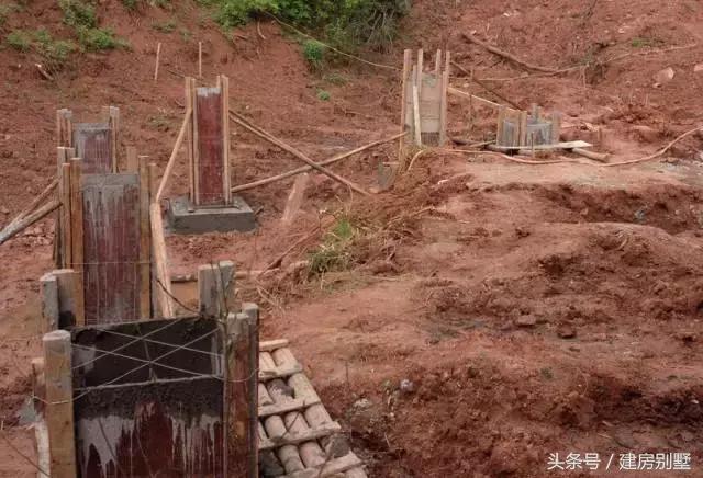 仿照這張外觀圖建房，建出來的效果讓村里人都笑了