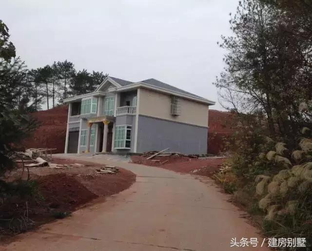 仿照這張外觀圖建房，建出來的效果讓村里人都笑了