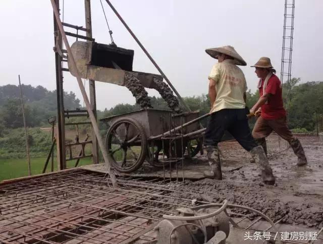 仿照這張外觀圖建房，建出來的效果讓村里人都笑了