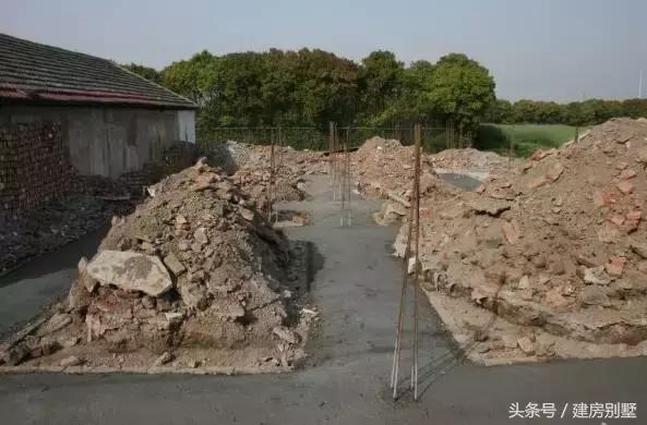 資金被股市套牢，一家三口80萬回村蓋座帶中式庭院的別墅