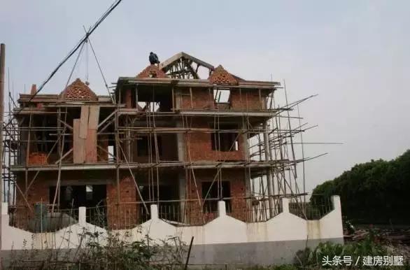 資金被股市套牢，一家三口80萬回村蓋座帶中式庭院的別墅