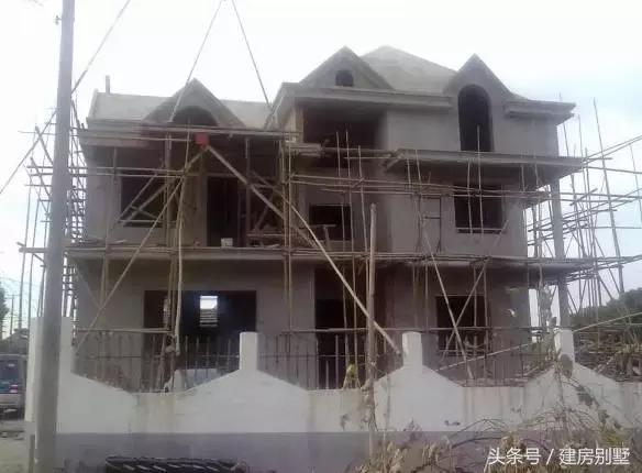 資金被股市套牢，一家三口80萬回村蓋座帶中式庭院的別墅