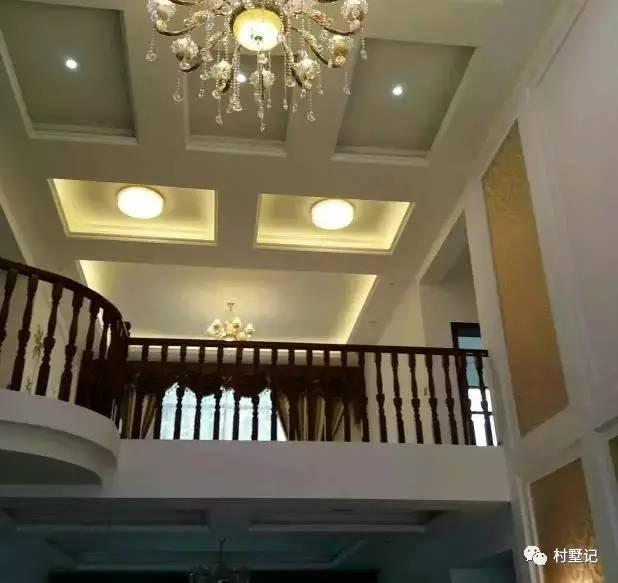 這棟別墅內外文化范！文化石、車庫、吧臺、挑空客廳處處都是品味