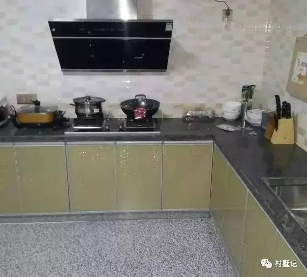 這棟別墅內外文化范！文化石、車庫、吧臺、挑空客廳處處都是品味