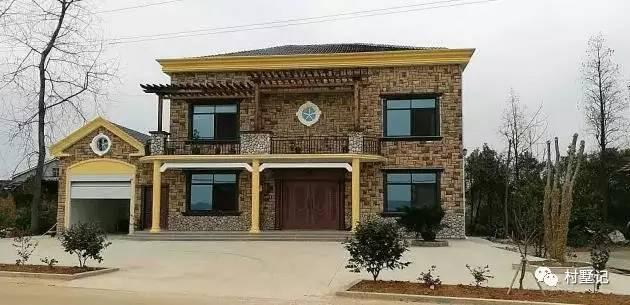 這棟別墅內外文化范！文化石、車庫、吧臺、挑空客廳處處都是品味