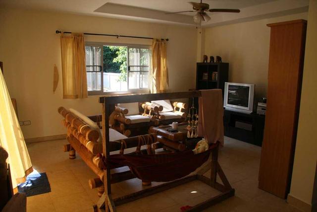 泰國農(nóng)村自建帶泳池養(yǎng)老別墅，難怪老外退休要去這里