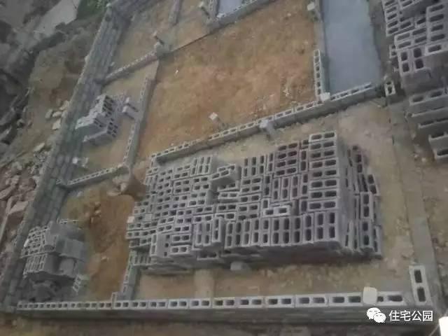 重慶蓋房直播，房主充當小工親自上陣，建成36萬引全村圍觀！