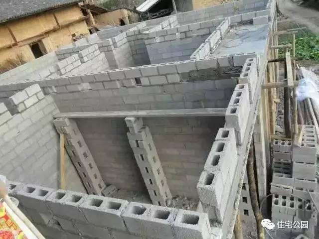 重慶蓋房直播，房主充當小工親自上陣，建成36萬引全村圍觀！