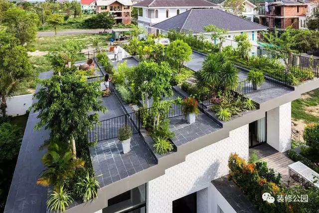 農(nóng)村別墅平屋頂坡屋頂都老了，看看人家樓梯頂，庭院露臺都包了