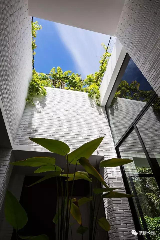 農(nóng)村別墅平屋頂坡屋頂都老了，看看人家樓梯頂，庭院露臺都包了