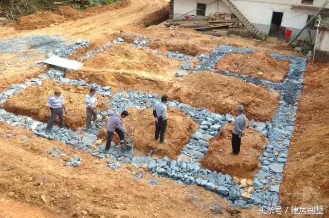 建房不易，開工一年多了，還只有個毛坯空殼子