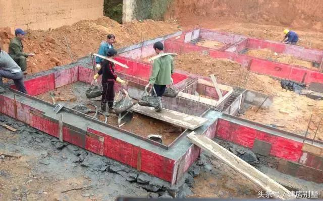 建房不易，開工一年多了，還只有個毛坯空殼子