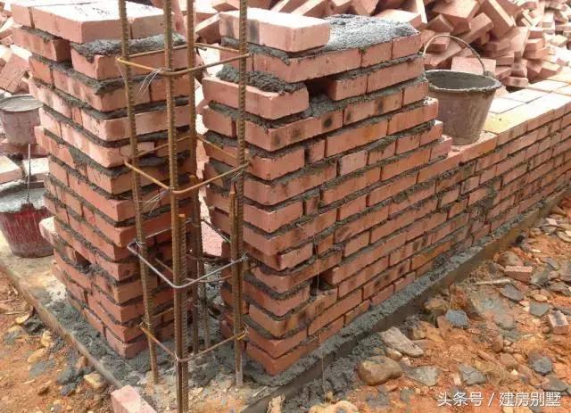 建房不易，開工一年多了，還只有個毛坯空殼子