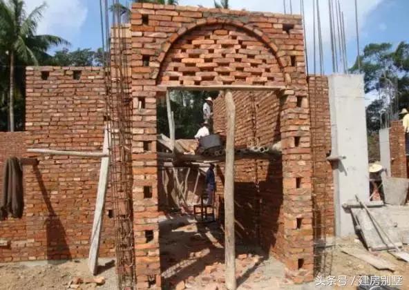 海南網(wǎng)友33萬(wàn)農(nóng)村自建房，跟趙本山那套別墅有的一拼