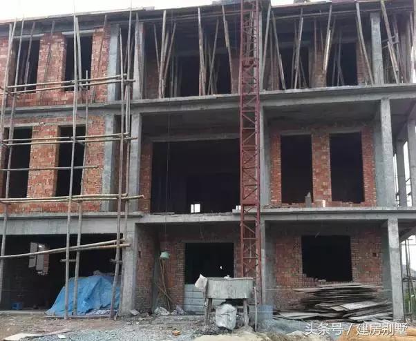 年薪8萬的80后小伙辭職回鄉(xiāng)建房，親戚們都說太值了