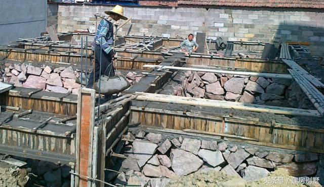 80后小夫妻25萬農(nóng)村自建房，毛石基礎(chǔ)引熱議