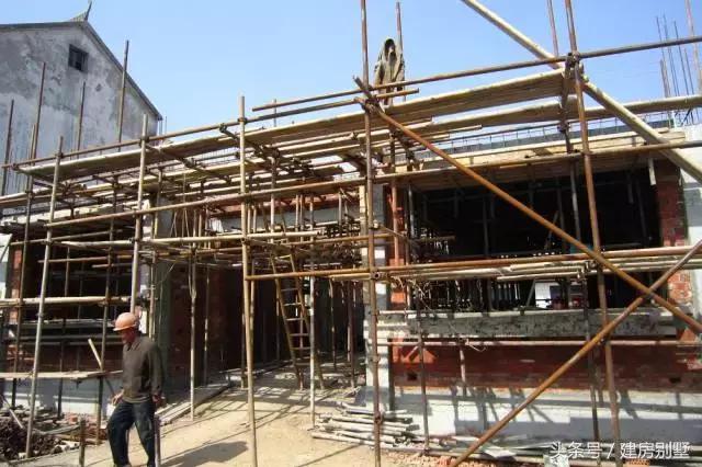 江蘇美女回娘家干了件動(dòng)靜不小的事兒，鄰村的都跑來看熱鬧