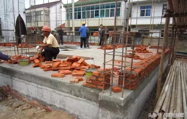 江蘇美女回娘家干了件動(dòng)靜不小的事兒，鄰村的都跑來看熱鬧