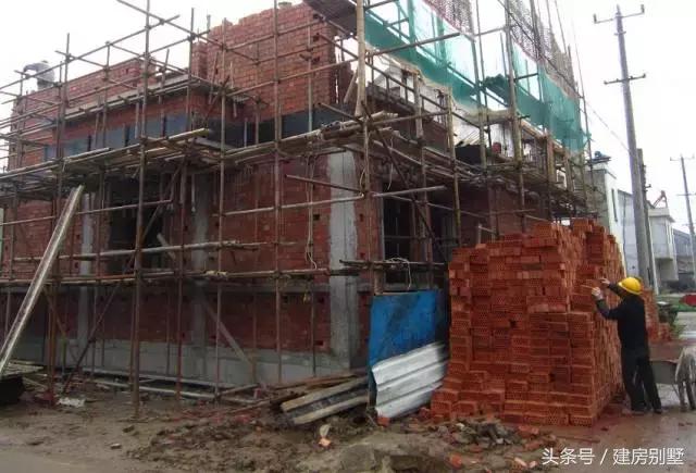 江蘇美女回娘家干了件動(dòng)靜不小的事兒，鄰村的都跑來看熱鬧