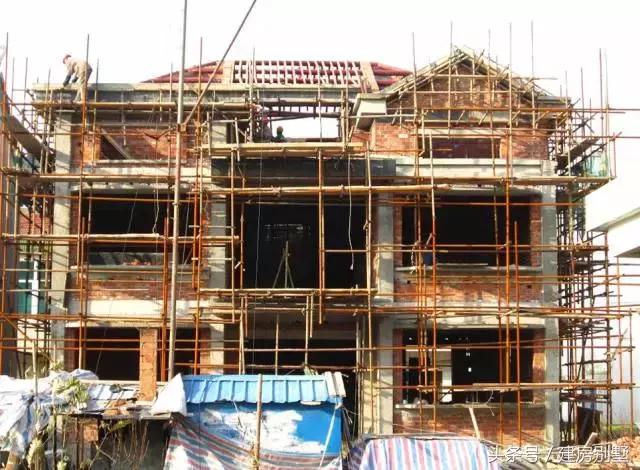 江蘇美女回娘家干了件動(dòng)靜不小的事兒，鄰村的都跑來看熱鬧