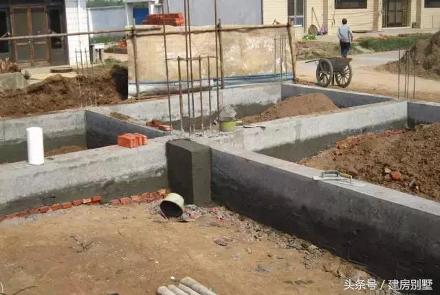 江蘇美女回娘家干了件動(dòng)靜不小的事兒，鄰村的都跑來看熱鬧