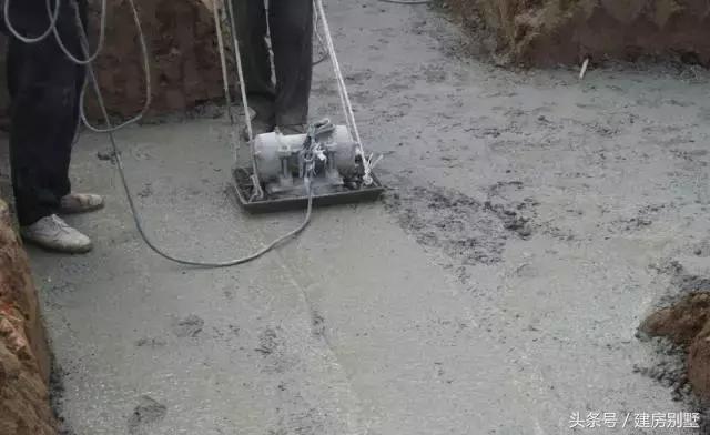 江蘇美女回娘家干了件動(dòng)靜不小的事兒，鄰村的都跑來看熱鬧