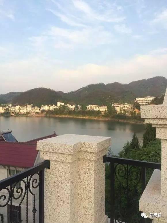 不到50萬建的三層農(nóng)村別墅，真石漆外墻提高了檔次