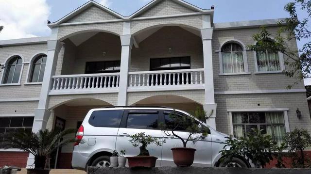 貴州農(nóng)村兄弟10萬建雙拼自建房，和別墅有的一比