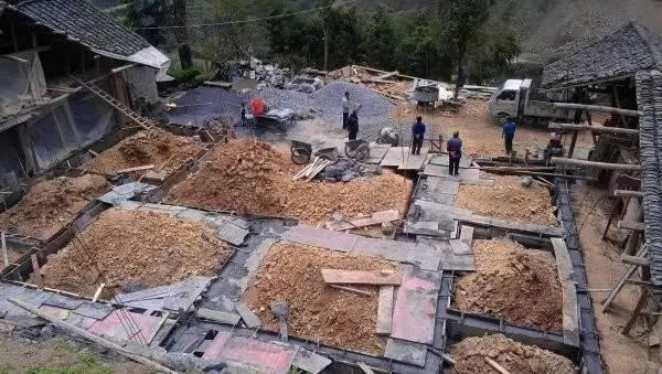 貴州農(nóng)村兄弟10萬建雙拼自建房，和別墅有的一比