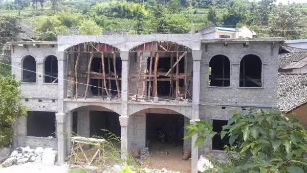 貴州農(nóng)村兄弟10萬建雙拼自建房，和別墅有的一比