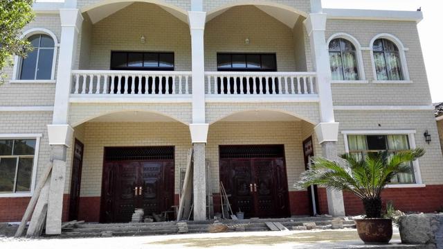 貴州農(nóng)村兄弟10萬建雙拼自建房，和別墅有的一比