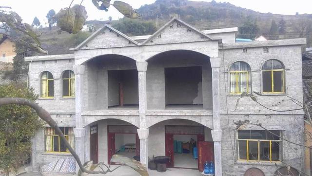 貴州農(nóng)村兄弟10萬建雙拼自建房，和別墅有的一比