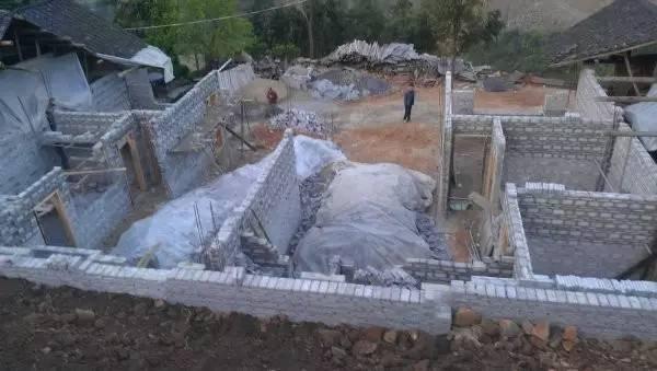 貴州農(nóng)村兄弟10萬建雙拼自建房，和別墅有的一比