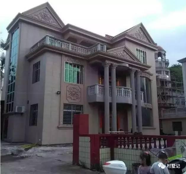 五款建成的別墅，現(xiàn)在農(nóng)村都要這樣做落地窗，才顯得大氣